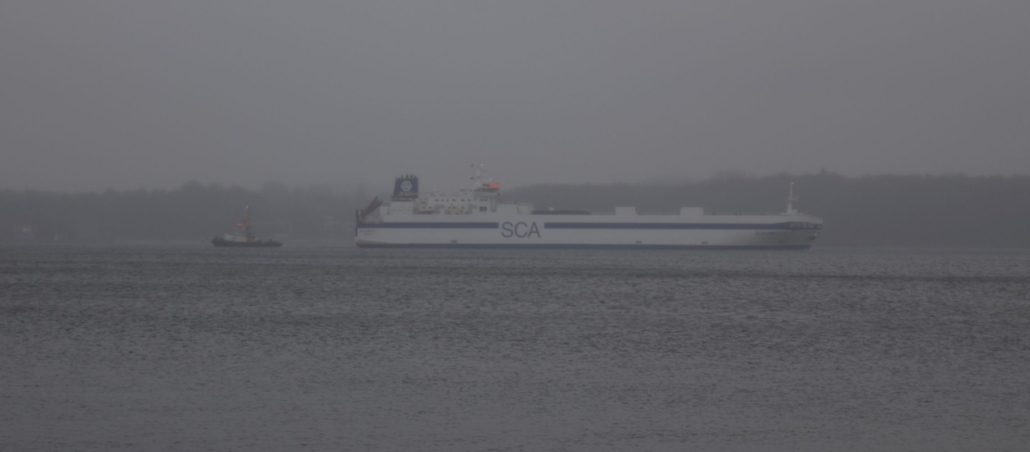 Frachter mit Schlepphilfe auf der Kieler Innenförde - Januar 2022