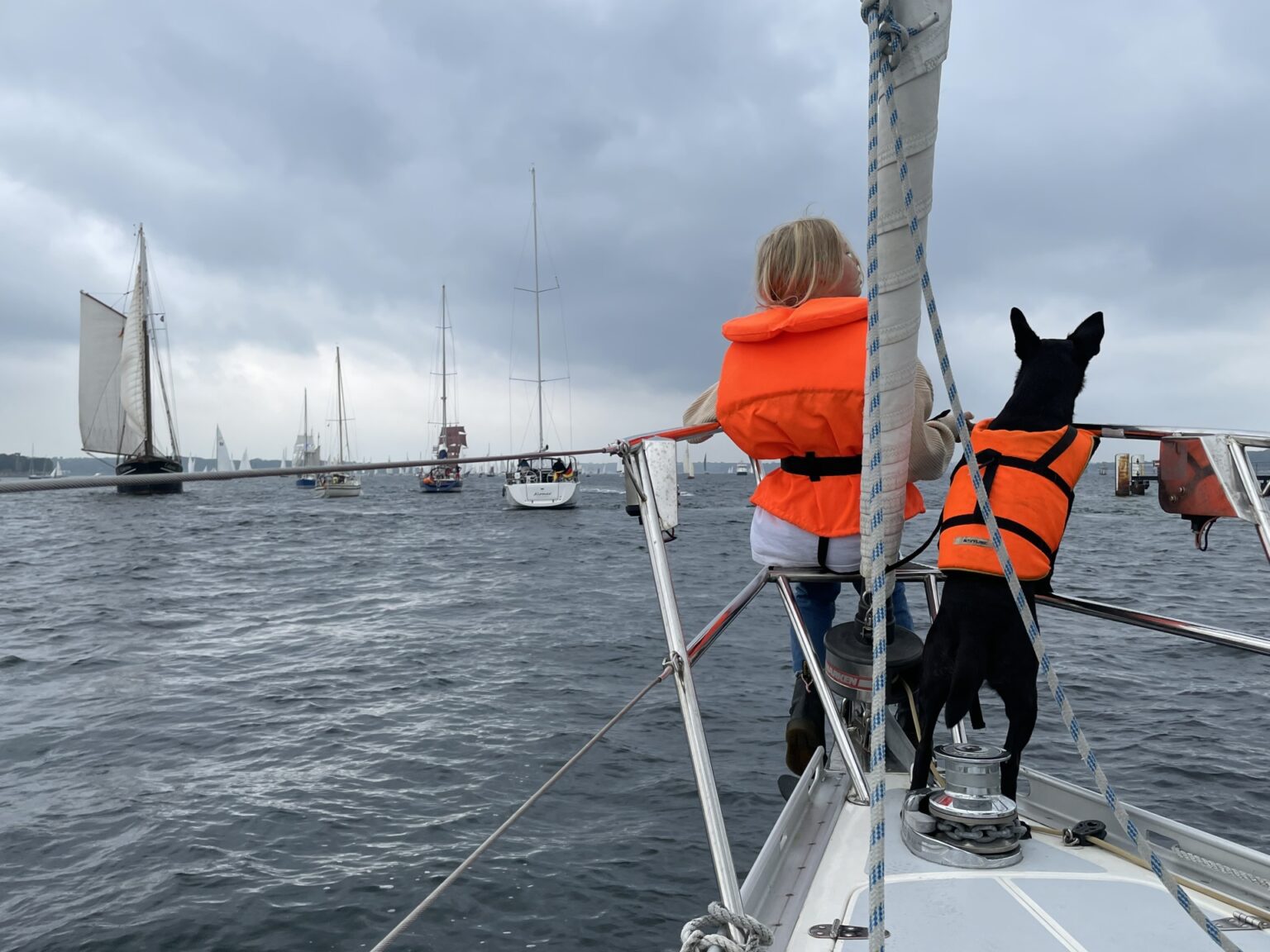 Lotta und Hund Lilly bei der Windj ammerparade - Photowettberb Originellstes Photo